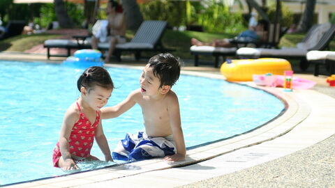 Una familia en la piscina