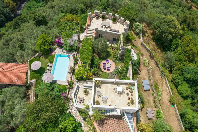 Villa Maestosa, terrenos