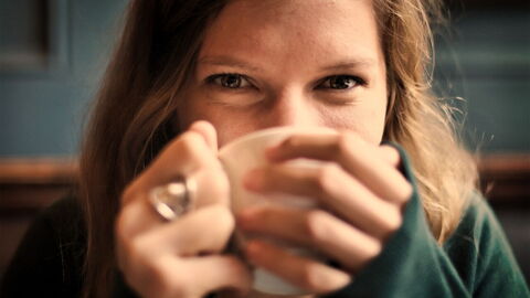 Una mujer tomando café