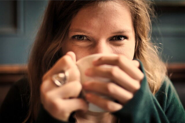 Una mujer tomando café