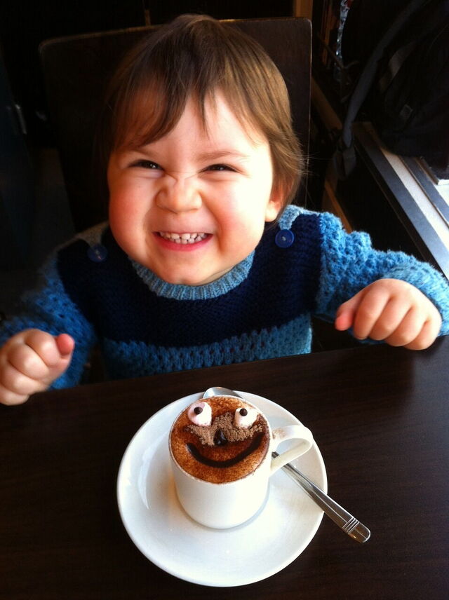 Un niño disfrutando del chocolate caliente