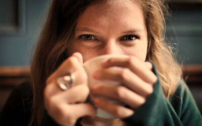 Una mujer tomando café