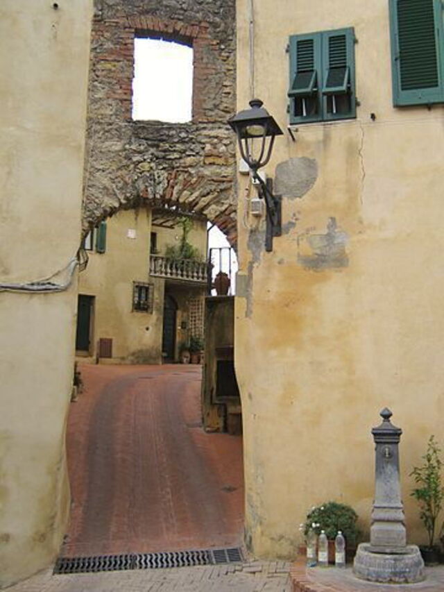 Vista de la calle en Montescudaio