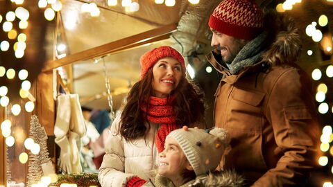 Familia en un mercado navideño