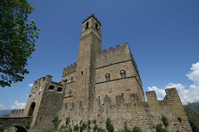 Vista del frente del castillo de Poppi