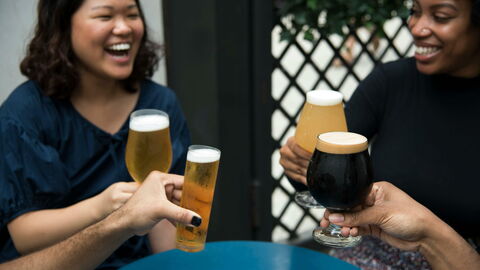 Amigos disfrutando de una cerveza