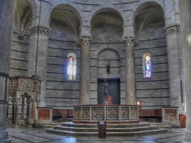 Interior del Baptisterio de Pisa