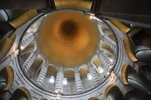 Interior del Dome del Baptisterio de Pisa