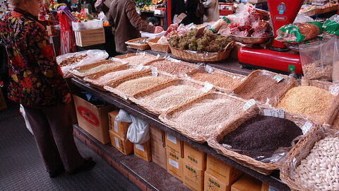 Puestos de comida en un mercado de Florencia