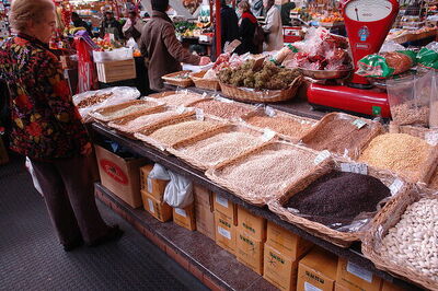 Puestos de comida en un mercado de Florencia