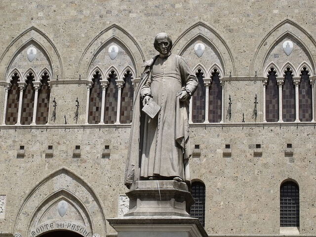 Monumento de Sallustio Bandini en la Piazza Salimbeni en Siena