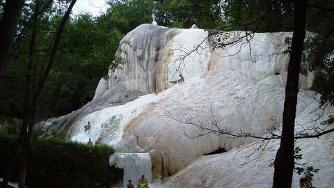 Bañistas en Bagni San Filippo