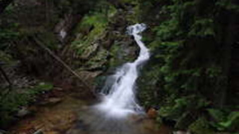 Una cascada bajand por la ladera de la montana