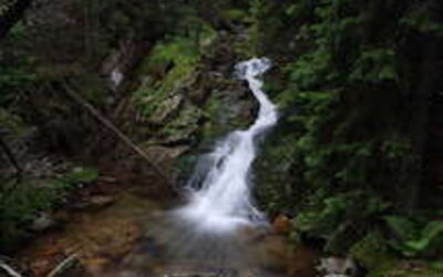 Una cascada bajand por la ladera de la montana