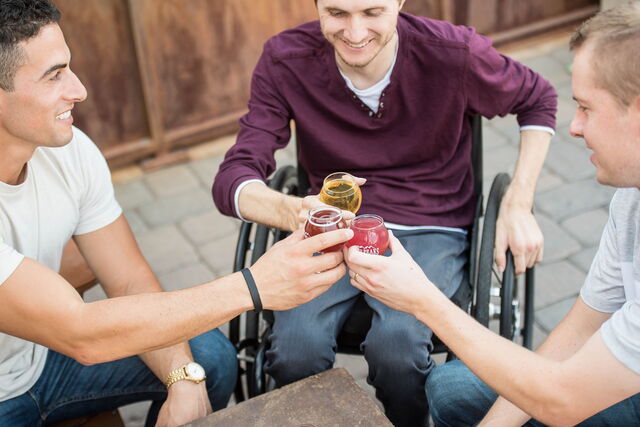 Amigos tomando una cerveza