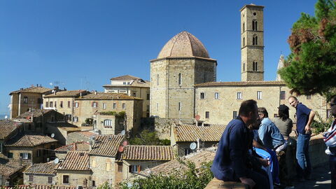 Turistas en Volterra