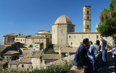 Turistas en Volterra