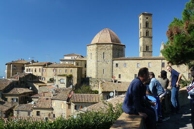 Turistas en Volterra