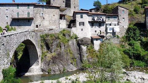 Puente en Piazza al Serchio