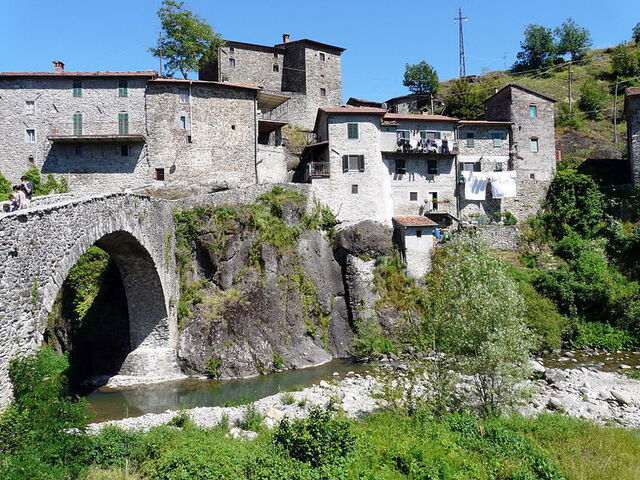 Puente en Piazza al Serchio