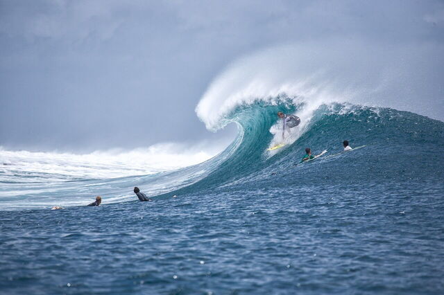 Un grupo surfeando