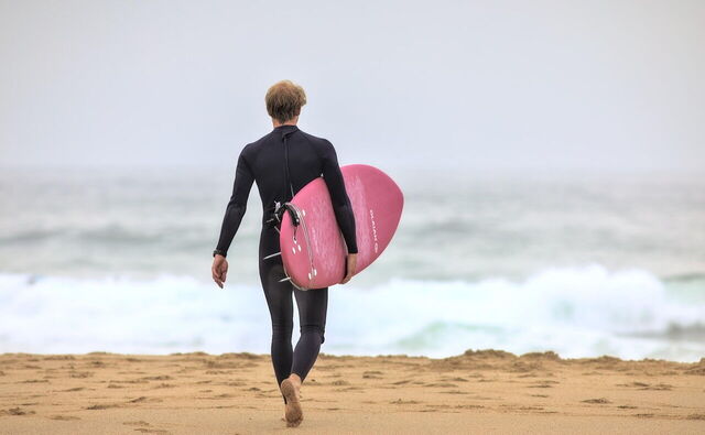 Hombre haciendo surf