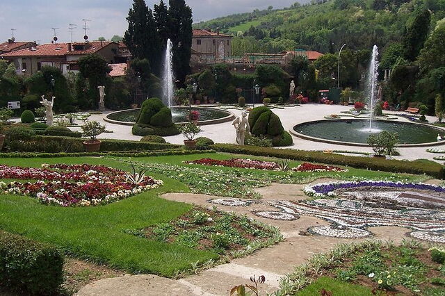 Vista de allgunas de las fuentes en los jardines Garzoni