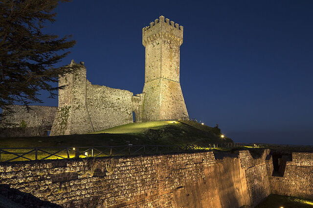 Rocca di Radicofani Por La Noche