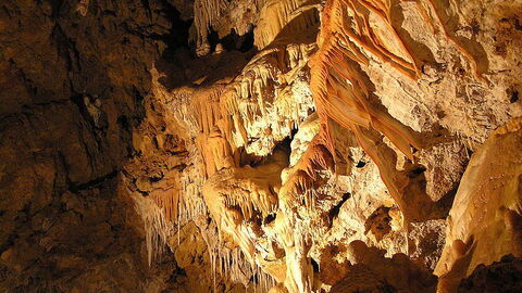 Interior de una antigua cueva