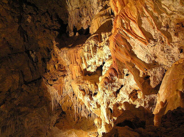 Interior de una antigua cueva