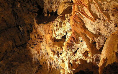 Interior de una antigua cueva