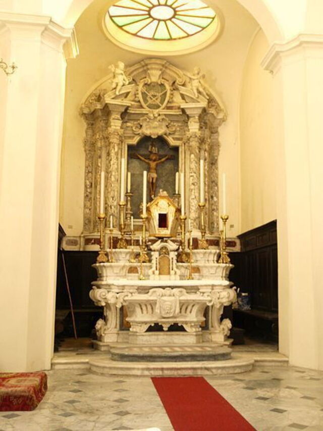 Interior de la iglesia en Fosdinovo