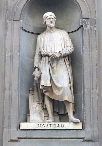 Estatua de Donatello fuera de la galería de Uffizi