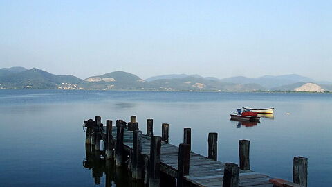 Vista del apacible lago Massaciuccoli