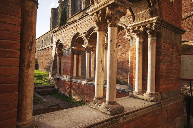 Detalle de las columnas de la abadía de San Galgano