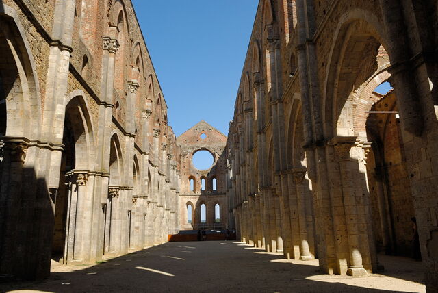 San Galgano sin techo con un cielo azul