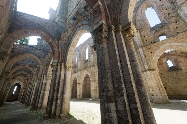 Rayos de luz penetrando en San Galgano