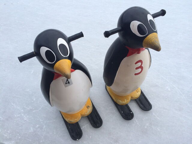 Pingüinos para ayudar a los niños a patinar