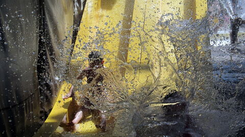 Aterrizaje en el fondo de un tobogán de agua