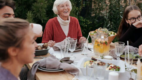 Una familia disfrutando de una comida
