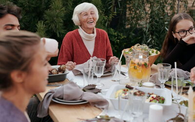Una familia disfrutando de una comida
