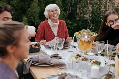 Una familia disfrutando de una comida