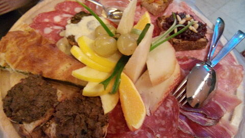 Antipasti con crostini di fegato