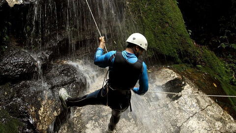 Descenso de barranco de una cascada