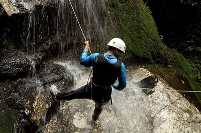 Descenso de barranco de una cascada