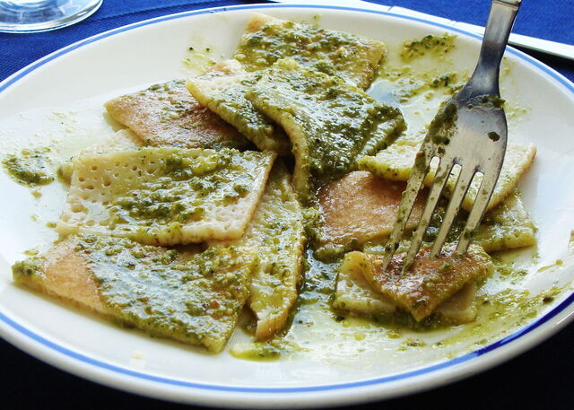 Testaroli con aceite de oliva, ajo y hierbas