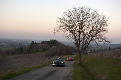 Coches en las carreteras toscanas al atardecer