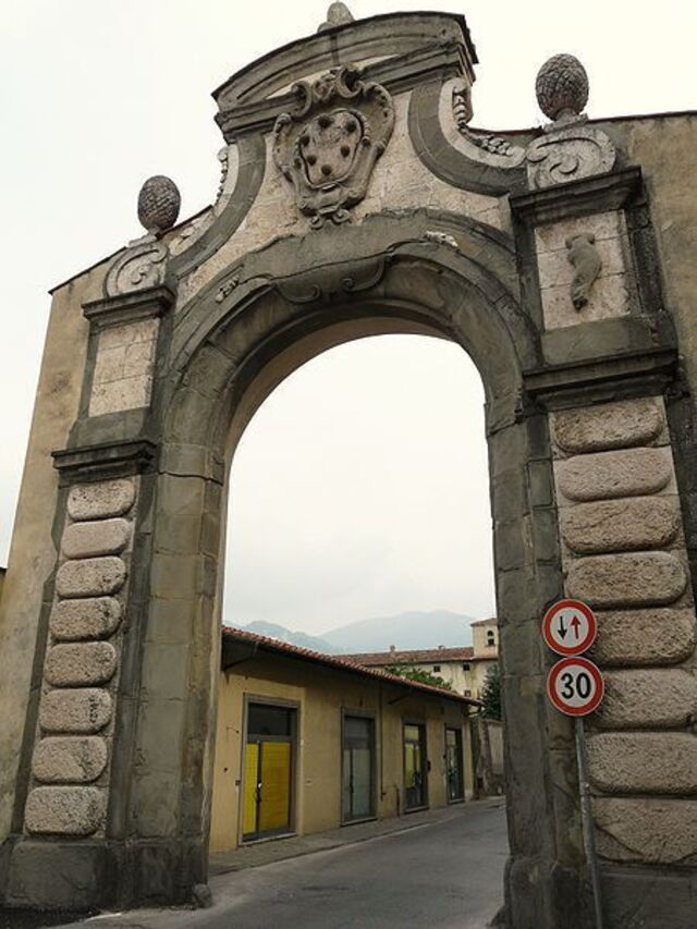 Antiguo arco en Pescia Fiorentina