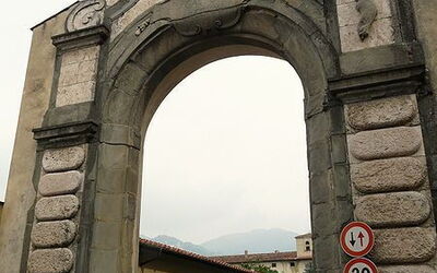 Antiguo arco en Pescia Fiorentina
