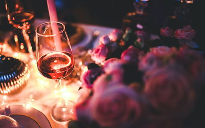 Vino colocado sobre una mesa